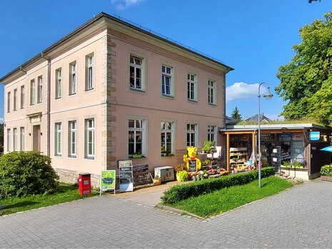 Blick auf die Schule mit dem Schulcafè